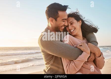 Junges, vielfältiges Biracial-Paar, das gemeinsam am Strand Spaß hat. Junges, vielfältiges Biracial-Paar, das gemeinsam am Strand Spaß hat. Stockfoto