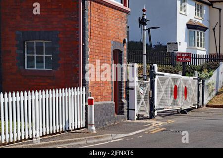 Die Signalbox und ein Bahnübergang auf der historischen Eisenbahnlinie West Somerset. Stockfoto