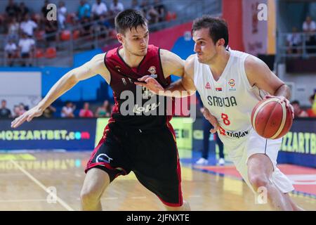 NIS, Serbien, 04/07/2022, Serbiens Nemanja Bjelica und Belgiens Thibault Vanderhaegen kämpfen während eines Basketballspiels zwischen Serbien und der belgischen Nationalmannschaft der Roten Löwen, Montag, den 04. Juli 2022 in Nis, Serbien, um den Ball, das sechste und letzte Qualifikationsspiel für die Weltmeisterschaft 2023. BELGA FOTO NIKOLA KRSTIC Stockfoto