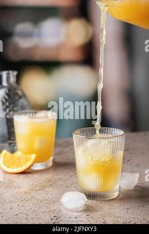 Orangeneisgetränk mit Minze auf dem Tisch in der Bar Stockfoto