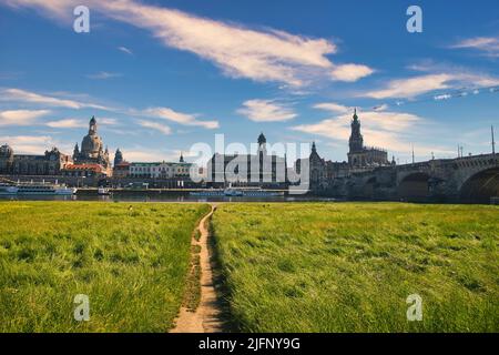 Dresden, Deutschland Stadtbild über die Elbe Stockfoto
