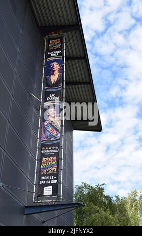 Beschilderung für Joseph und The Amazing Technicolor Dreamcoat im Milton Keynes Theater, mit Copyspace. Stockfoto