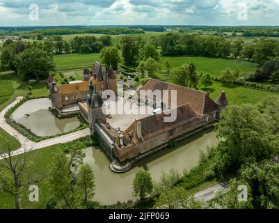 Luftaufnahme des Chateau de la Cour-en-Chapeau in Allier Frankreich, gebaut aus schwarzen diamantförmigen Ziegeln auf einem Hintergrund aus roten Ziegeln, Palast, Tor Stockfoto