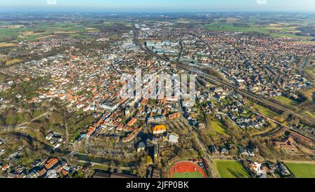 Luftaufnahme, Stadtansicht und Altstadt mit der katholischen Kirche St. Bartholomäus und der katholischen Kirche St. Marien Kirche, Rathaus sowie Bahnhof Ah Stockfoto