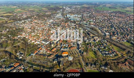 Luftaufnahme, Stadtansicht und Altstadt mit der katholischen Kirche St. Bartholomäus und der katholischen Kirche St. Marien Kirche, Rathaus sowie Bahnhof Ah Stockfoto