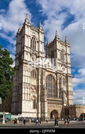 Die Westfassade der Westminster Abbey, London England, mit Türmen aus dem 18.. Jahrhundert, die von Nicolas Hawksmoor erbaut wurden Stockfoto