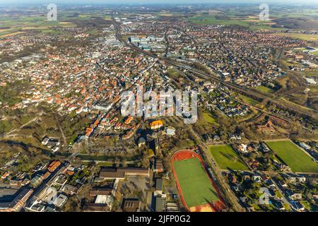 Luftaufnahme, Stadtansicht und Altstadt mit der katholischen Kirche St. Bartholomäus und der katholischen Kirche St. Marien Kirche, Rathaus sowie Bahnhof Ah Stockfoto