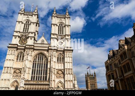 Die Westtürme der Westminster Abbey aus dem 18.. Jahrhundert in der City of Westminster, im Zentrum von London, Großbritannien Stockfoto