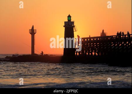 Sonnenuntergang in Capbreton, Blick auf den Leuchtturm und die Estacade, Les Landes, Frankreich Stockfoto