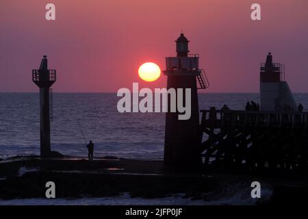 Sonnenuntergang in Capbreton, Blick auf den Leuchtturm und die Estacade, Les Landes, Frankreich Stockfoto