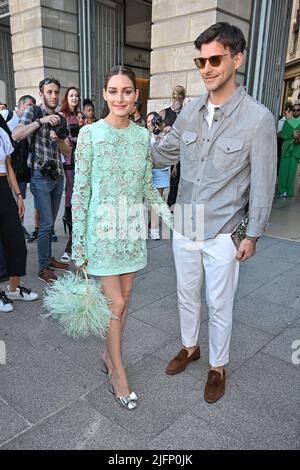 Paris, Frankreich, 4. Juli 2022. Olivia Palermo, Johannes Huebl bei der Giambattista Valli Show während der PFW Haute Couture am 4. Juli 2022 in Paris, Frankreich. Foto von Julien Reynaud/APS-Medias/ABACAPRESS.COM Stockfoto