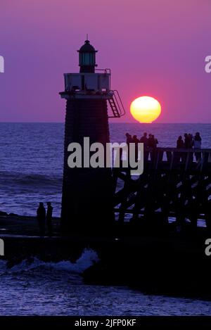 Sonnenuntergang in Capbreton, Blick auf den Leuchtturm und die Estacade, Les Landes, Frankreich Stockfoto