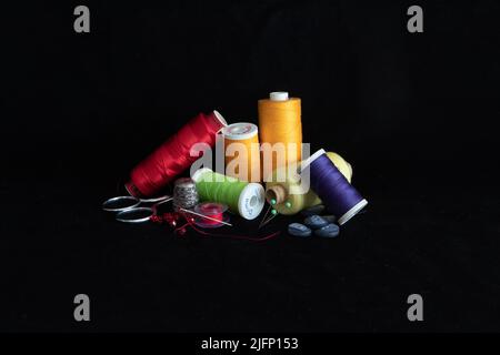 Nähbedarf Stillleben auf schwarzem Samt Stockfoto
