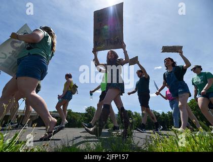 Wilkes Barre, Usa. 04.. Juli 2022. Die Demonstranten marschieren während der Demonstration mit Plakaten und Parolen. Demonstranten gehen in einem demonstrationsmarsch „Keine Freiheit, kein Vierter“ auf die Straße gegen die Entscheidung des Obersten Gerichtshofs, Roe gegen Wade zu stürzen, und gegen das Recht auf Abtreibungszugang. Demonstranten skandierten während des marsches und sagten, es gebe keine Feierlichkeiten zum vierten Juli, wenn die Rechte der Frauen beseitigt würden! (Foto von Aimee Dilger/ SOPA Images/Sipa USA) Quelle: SIPA USA/Alamy Live News Stockfoto