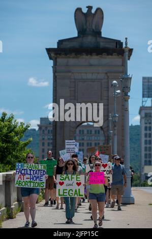 Wilkes Barre, Usa. 04.. Juli 2022. Während der Demonstration marschieren die Demonstranten mit Plakaten und Parolen, während sie über die Market Street Bridge gehen. Demonstranten gehen in einem demonstrationsmarsch „Keine Freiheit, kein Vierter“ auf die Straße gegen die Entscheidung des Obersten Gerichtshofs, Roe gegen Wade zu stürzen, und gegen das Recht auf Abtreibungszugang. Demonstranten skandierten während des marsches und sagten, es gebe keine Feierlichkeiten zum vierten Juli, wenn die Rechte der Frauen beseitigt würden! (Foto von Aimee Dilger/ SOPA Images/Sipa USA) Quelle: SIPA USA/Alamy Live News Stockfoto