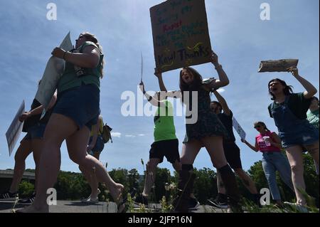 Wilkes Barre, Usa. 04.. Juli 2022. Die Demonstranten marschieren während der Demonstration mit Plakaten und Parolen. Demonstranten gehen in einem demonstrationsmarsch „Keine Freiheit, kein Vierter“ auf die Straße gegen die Entscheidung des Obersten Gerichtshofs, Roe gegen Wade zu stürzen, und gegen das Recht auf Abtreibungszugang. Demonstranten skandierten während des marsches und sagten, es gebe keine Feierlichkeiten zum vierten Juli, wenn die Rechte der Frauen beseitigt würden! (Foto von Aimee Dilger/ SOPA Images/Sipa USA) Quelle: SIPA USA/Alamy Live News Stockfoto