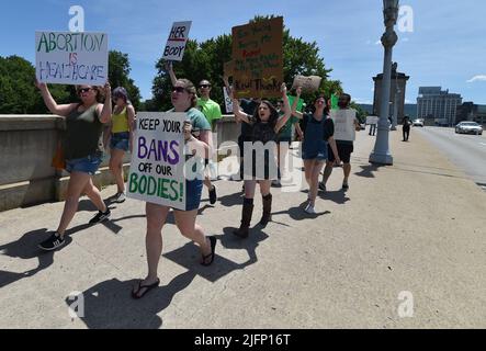 Wilkes Barre, Usa. 04.. Juli 2022. Die Demonstranten marschieren während der Demonstration mit Plakaten und Parolen. Demonstranten gehen in einem demonstrationsmarsch „Keine Freiheit, kein Vierter“ auf die Straße gegen die Entscheidung des Obersten Gerichtshofs, Roe gegen Wade zu stürzen, und gegen das Recht auf Abtreibungszugang. Demonstranten skandierten während des marsches und sagten, es gebe keine Feierlichkeiten zum vierten Juli, wenn die Rechte der Frauen beseitigt würden! (Foto von Aimee Dilger/ SOPA Images/Sipa USA) Quelle: SIPA USA/Alamy Live News Stockfoto