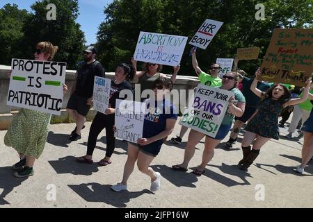 Wilkes Barre, Usa. 04.. Juli 2022. Die Demonstranten marschieren während der Demonstration mit Plakaten und Parolen. Demonstranten gehen in einem demonstrationsmarsch „Keine Freiheit, kein Vierter“ auf die Straße gegen die Entscheidung des Obersten Gerichtshofs, Roe gegen Wade zu stürzen, und gegen das Recht auf Abtreibungszugang. Demonstranten skandierten während des marsches und sagten, es gebe keine Feierlichkeiten zum vierten Juli, wenn die Rechte der Frauen beseitigt würden! (Foto von Aimee Dilger/ SOPA Images/Sipa USA) Quelle: SIPA USA/Alamy Live News Stockfoto