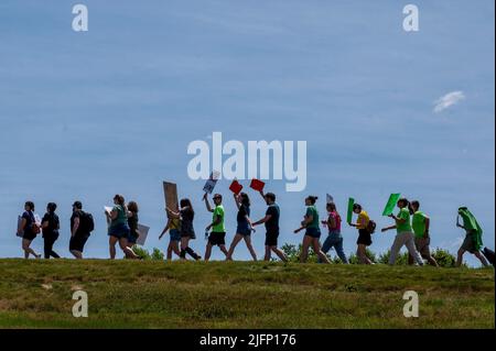 Wilkes Barre, Usa. 04.. Juli 2022. Die Demonstranten marschieren während der Demonstration mit Plakaten und Parolen. Demonstranten gehen in einem demonstrationsmarsch „Keine Freiheit, kein Vierter“ auf die Straße gegen die Entscheidung des Obersten Gerichtshofs, Roe gegen Wade zu stürzen, und gegen das Recht auf Abtreibungszugang. Demonstranten skandierten während des marsches und sagten, es gebe keine Feierlichkeiten zum vierten Juli, wenn die Rechte der Frauen beseitigt würden! (Foto von Aimee Dilger/ SOPA Images/Sipa USA) Quelle: SIPA USA/Alamy Live News Stockfoto