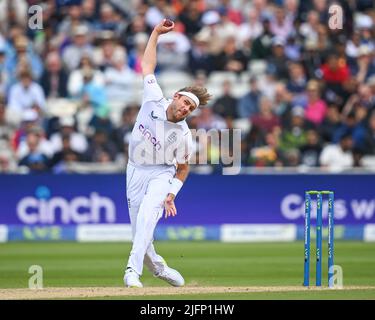 Stuart Broad aus England liefert den Ball Stockfoto