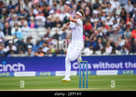 Stuart Broad aus England liefert den Ball Stockfoto