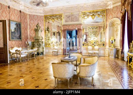 Wohnzimmer im Stil des Rokoko-Revivals im Herbst Palace Museum (Muzeum Pałac Herbsta), Lodz, Polen Stockfoto