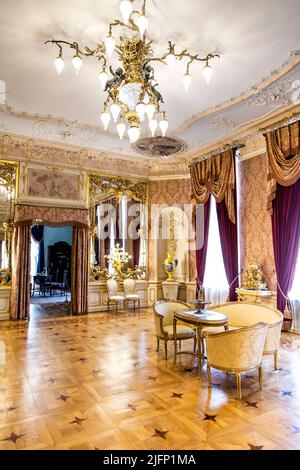 Wohnzimmer im Stil des Rokoko-Revivals im Herbst Palace Museum (Muzeum Pałac Herbsta), Lodz, Polen Stockfoto