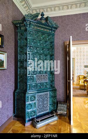 Prunkvoller, gefliester Kamin im Herrenschlafzimmer im Herbst Palace Museum (Muzeum Pałac Herbsta), Lodz, Polen Stockfoto