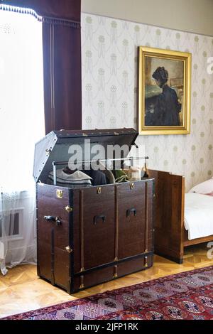 Antiker Kleiderschrank-Reisekoffer in einem Schlafzimmer im Herbst Palace Museum (Muzeum Pałac Herbsta), Lodz, Polen Stockfoto