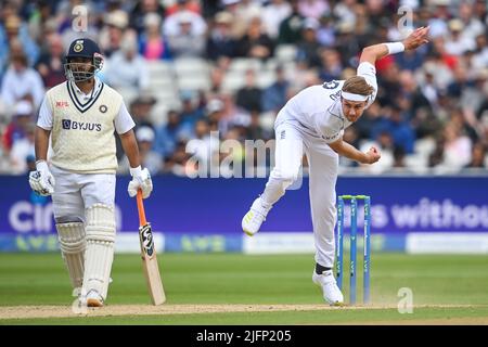 Stuart Broad aus England liefert den Ball am 7/4/2022 aus. (Foto von Craig Thomas/News Images/Sipa USA) Quelle: SIPA USA/Alamy Live News Stockfoto