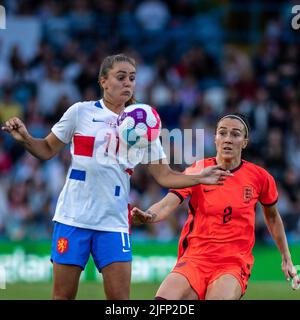 Leeds, Großbritannien. 01.. Juli 2022. Leeds, England, Juni 24. 2022 Lucy Bronze aus England und Lieke Martins aus den Niederlanden (Richard Callis/SPP) Quelle: SPP Sport Press Foto. /Alamy Live News Stockfoto