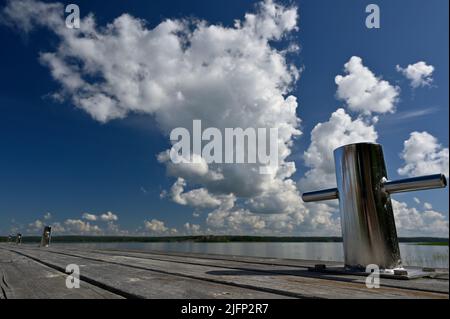 glänzende Metall Ritter auf den hölzernen Liegeplatz Stockfoto