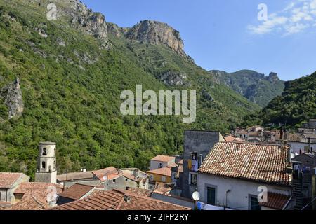 Ein Panoramablick auf Orsomarso Dorf in den Bergen der Region Kalabrien, Italien Stockfoto