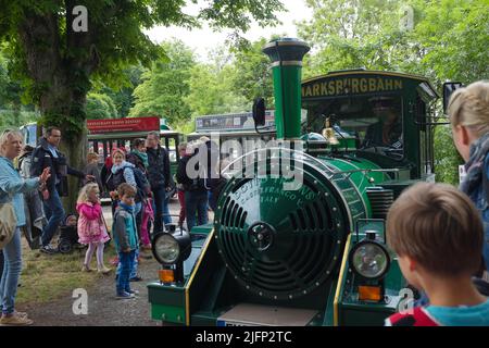 Eltern, Kinder und Lehrer auf einer Schultour, die darauf warten, nach einem Besuch auf der Marksburg in Braubach an Bord des Marksburg Express zu gehen. Stockfoto