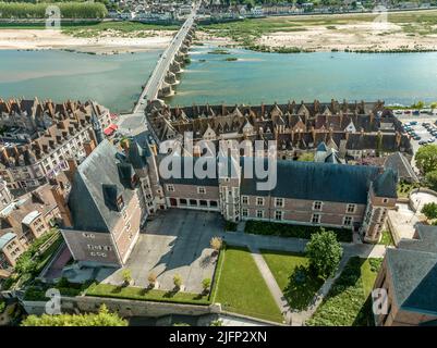 Luftaufnahme von Schloss Gien schönes Beispiel des ersten französischen Renaissance-Stils im Loire-Tal in Frankreich Stockfoto