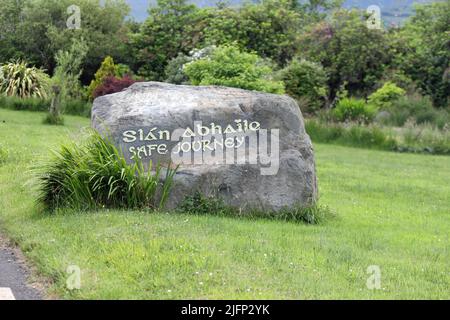 Schild für eine sichere Fahrt auf der Straße aus Sneem in der Grafschaft Kerry Stockfoto