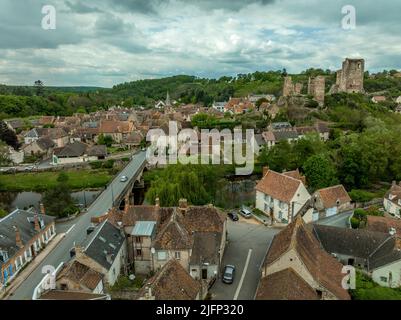 Luftaufnahme der Ruinen der Festung Herisson der Herzöge von Bourbon dominieren die mittelalterliche Stadt Hérisson und das Aumance-Tal mit Türmen, die stehen Stockfoto