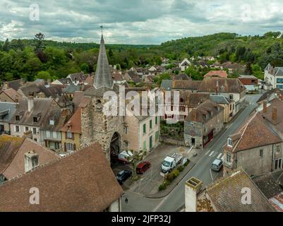 Luftaufnahme der Ruinen der Festung Herisson der Herzöge von Bourbon dominieren die mittelalterliche Stadt Hérisson und das Aumance-Tal mit Türmen, die stehen Stockfoto