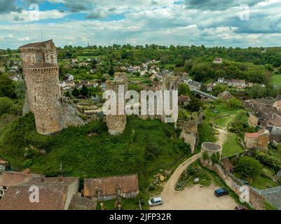 Luftaufnahme der Ruinen der Festung Herisson der Herzöge von Bourbon dominieren die mittelalterliche Stadt Hérisson und das Aumance-Tal mit Türmen, die stehen Stockfoto