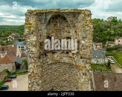 Luftaufnahme der Ruinen der Festung Herisson der Herzöge von Bourbon dominieren die mittelalterliche Stadt Hérisson und das Aumance-Tal mit Türmen, die stehen Stockfoto