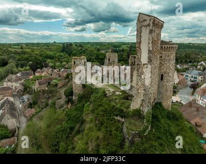 Luftaufnahme der Ruinen der Festung Herisson der Herzöge von Bourbon dominieren die mittelalterliche Stadt Hérisson und das Aumance-Tal mit Türmen, die stehen Stockfoto