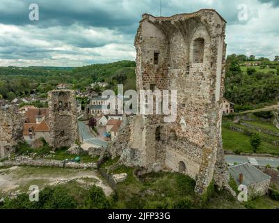 Luftaufnahme der Ruinen der Festung Herisson der Herzöge von Bourbon dominieren die mittelalterliche Stadt Hérisson und das Aumance-Tal mit Türmen, die stehen Stockfoto