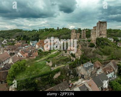 Luftaufnahme der Ruinen der Festung Herisson der Herzöge von Bourbon dominieren die mittelalterliche Stadt Hérisson und das Aumance-Tal mit Türmen, die stehen Stockfoto