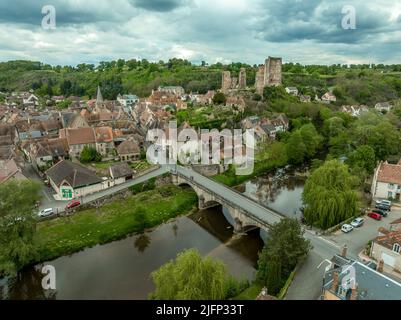 Luftaufnahme der Ruinen der Festung Herisson der Herzöge von Bourbon dominieren die mittelalterliche Stadt Hérisson und das Aumance-Tal mit Türmen, die stehen Stockfoto