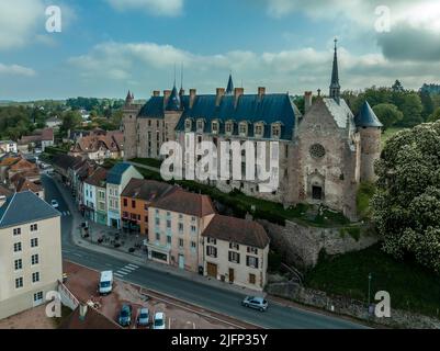 Luftpanorama von Schloss Lapalisse im Département Allier der Auvergne-Rhône-Alpes in Frankreich mit Renaissance-Flügel aus rosafarbenem Ziegelstein Stockfoto