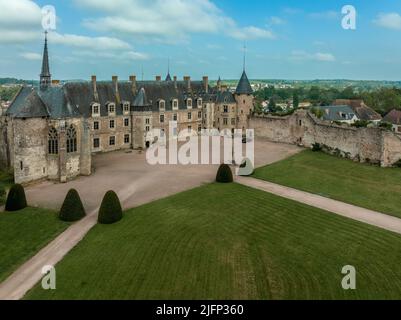 Luftpanorama von Schloss Lapalisse im Département Allier der Auvergne-Rhône-Alpes in Frankreich mit Renaissance-Flügel aus rosafarbenem Ziegelstein Stockfoto