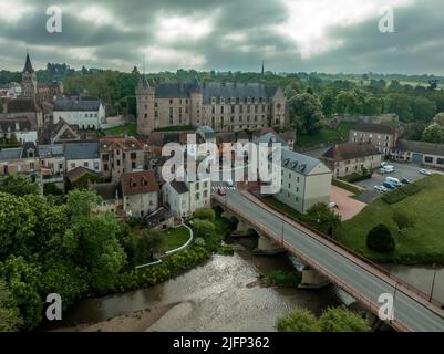 Luftpanorama von Schloss Lapalisse im Département Allier der Auvergne-Rhône-Alpes in Frankreich mit Renaissance-Flügel aus rosafarbenem Ziegelstein Stockfoto