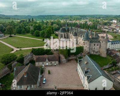 Luftpanorama von Schloss Lapalisse im Département Allier der Auvergne-Rhône-Alpes in Frankreich mit Renaissance-Flügel aus rosafarbenem Ziegelstein Stockfoto