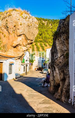 Nachbarn, die sich bei Sonnenuntergang ausruhen. Straße der weißen Stadt Hornos. Hornos, Jaén, Andalucía, Spanien, Europa Stockfoto