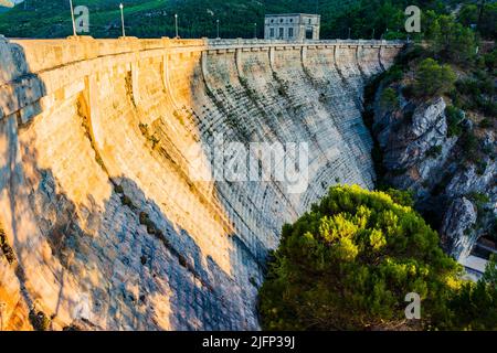 Staumauer im Stausee Tranco de Beas. Provinz Jaén, Andalucía, Spanien, Europa Stockfoto